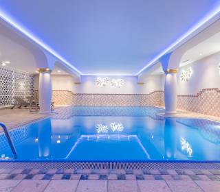 MONDI Hotel Tscherms Schwimmbad