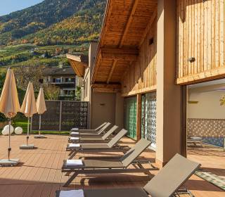 Sonnenterrasse Pool MONDI Hotel Tscherms