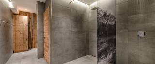 Duschen im Wellnessbereich Mondi Hotel Tscherms